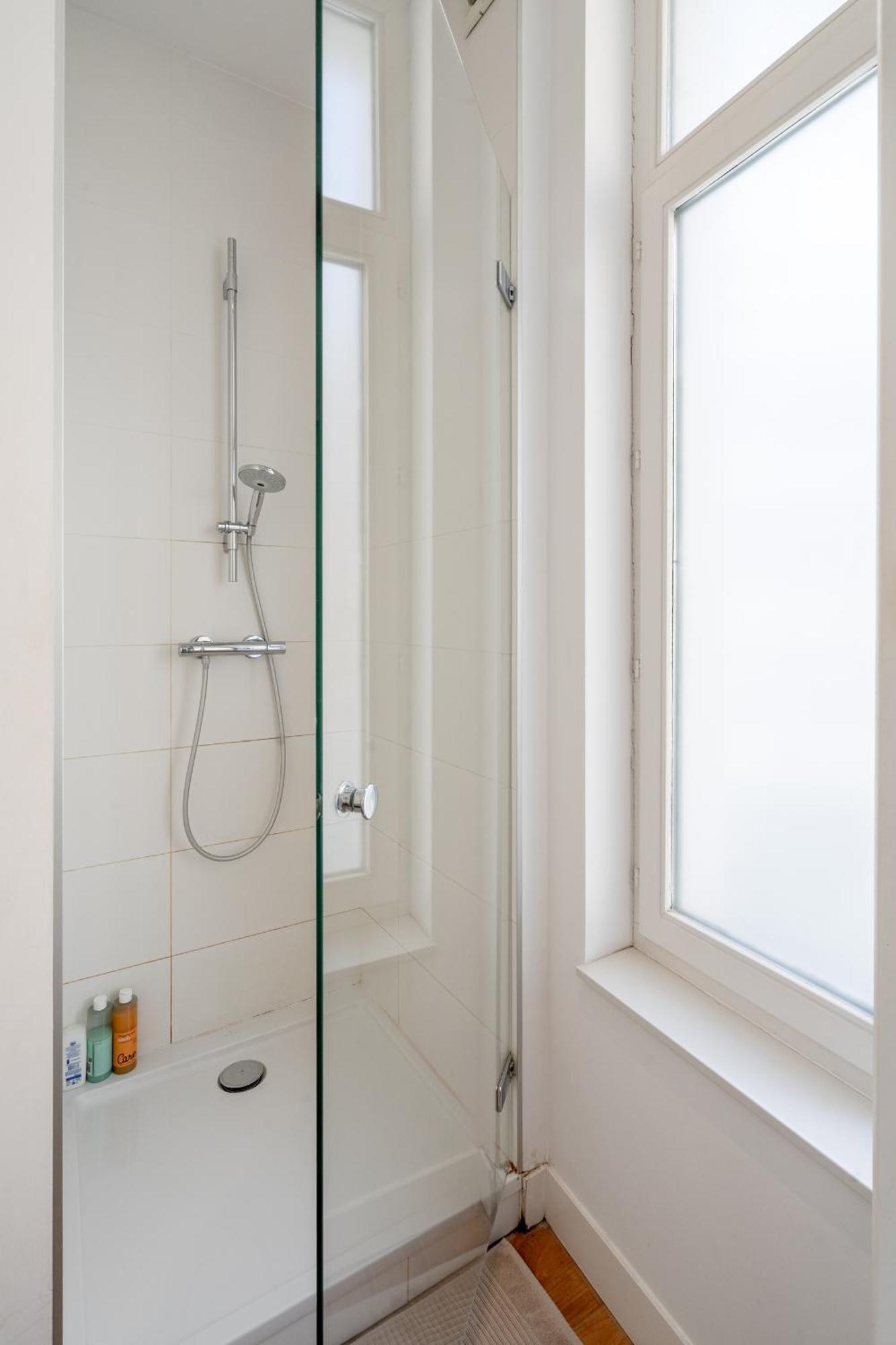 Beautiful Modern Apartment In The Heart Of Anversa Esterno foto