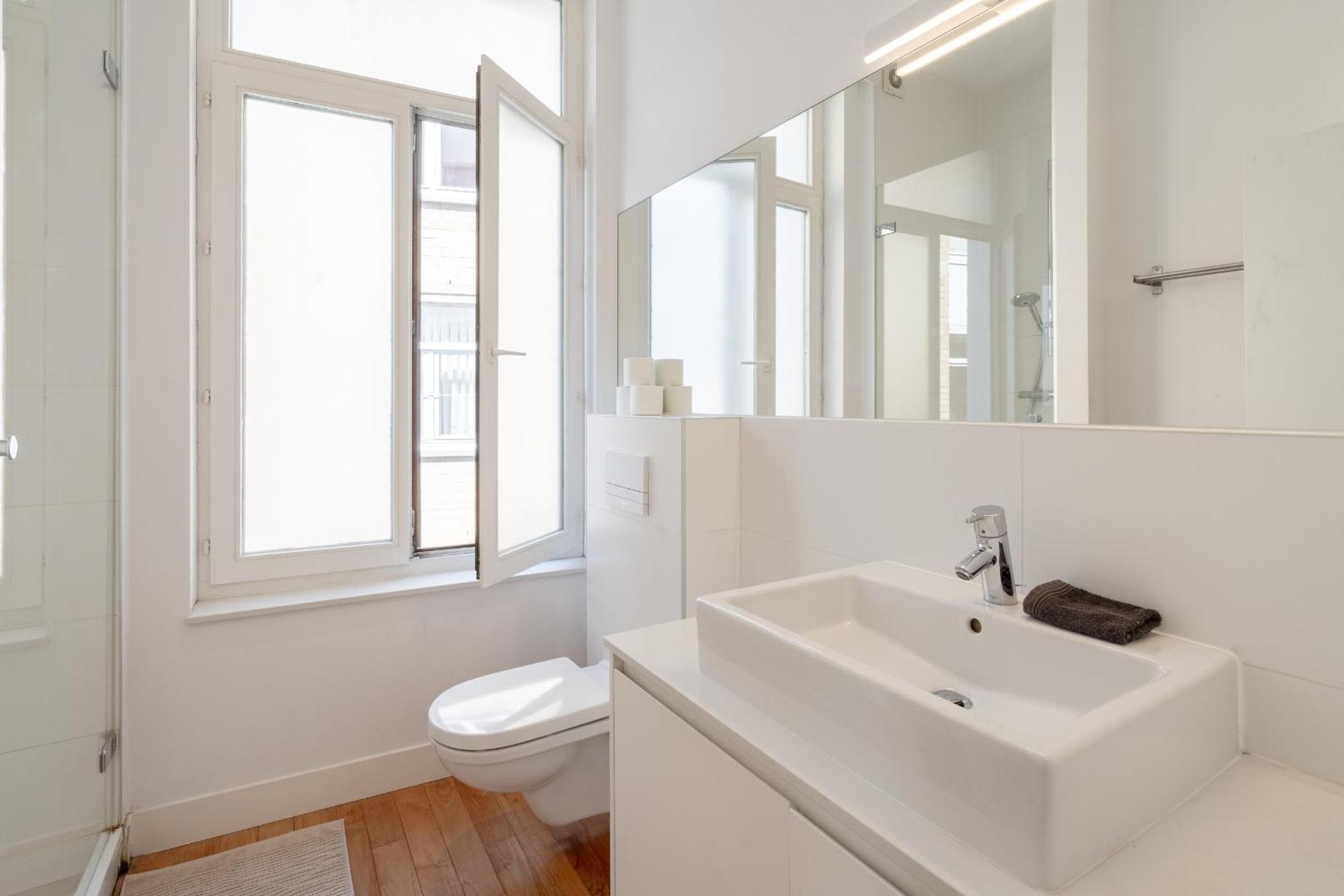 Beautiful Modern Apartment In The Heart Of Anversa Esterno foto